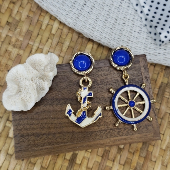 2/$15 NWT fashion anchor and wheel earrings - Picture 3 of 4